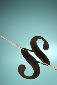Paragraphen Symbol mit Stricken auseinander gezogen
