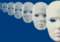 Gesichter, Masken auf blauem Hintergrund