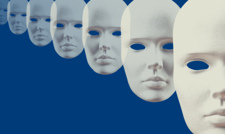 Gesichter, Masken auf blauem Hintergrund