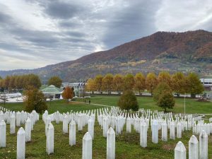 Srebrenica-Potočari Genocide Denkmal undFriedhof (c) Fink 2022
