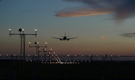 Flugzeug bei Landung in der Dämmerung