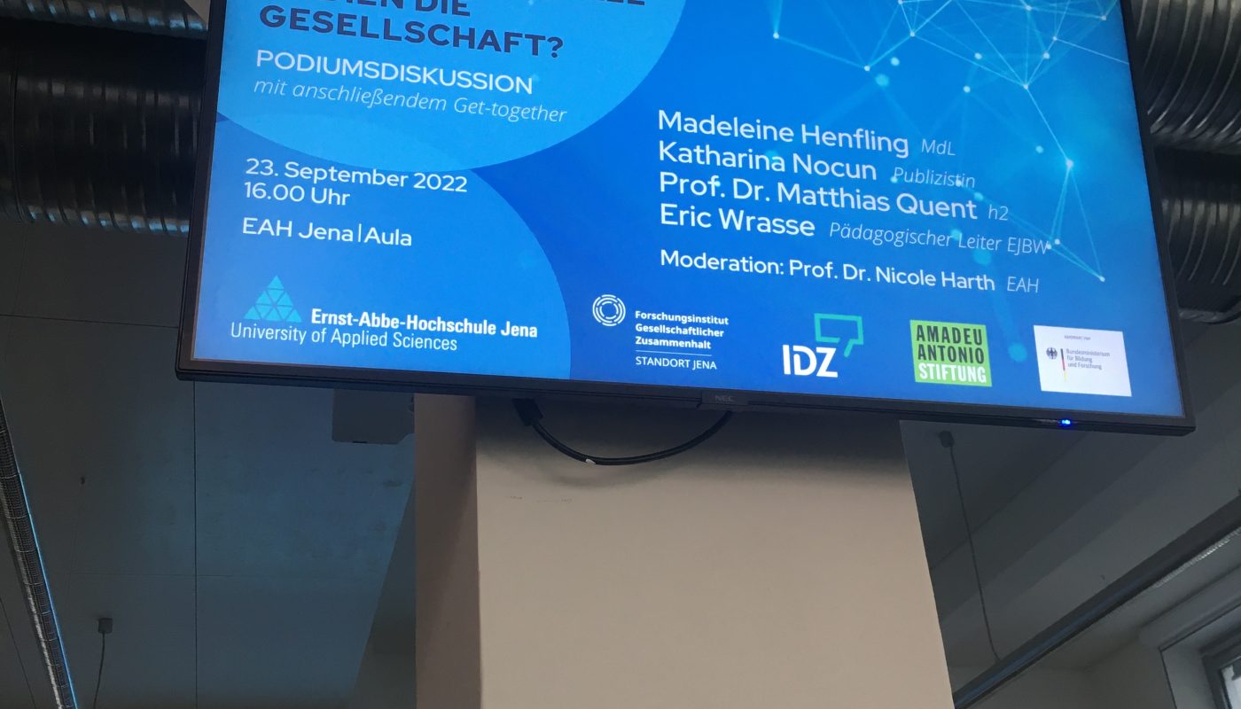 Ankündigung einer Vernstaltung auf einem großen Monitor