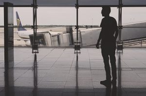 Person auf Flugplatz