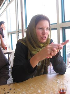 Frau in Teepause